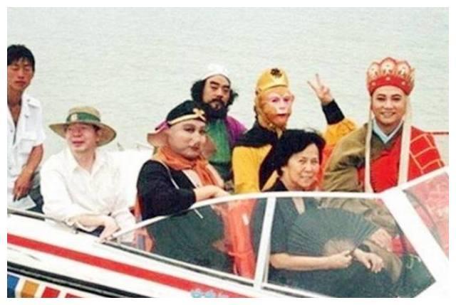 最经典版的西游记剧照，唐僧抽烟那都不是事，最后一张厉害了！