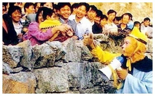 最经典版的西游记剧照，唐僧抽烟那都不是事，最后一张厉害了！