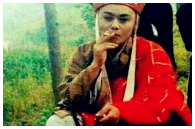 最经典版的西游记剧照，唐僧抽烟那都不是事，最后一张厉害了！