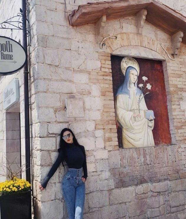 三胎依然有“沙漏”身材，冉莹颖简直是“魔鬼”