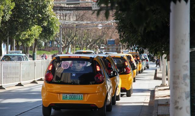 昆明街头又显小黄车 出行壹加壹开启新能源共享汽车平台