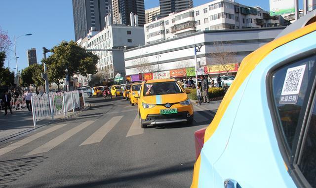 昆明街头又显小黄车 出行壹加壹开启新能源共享汽车平台