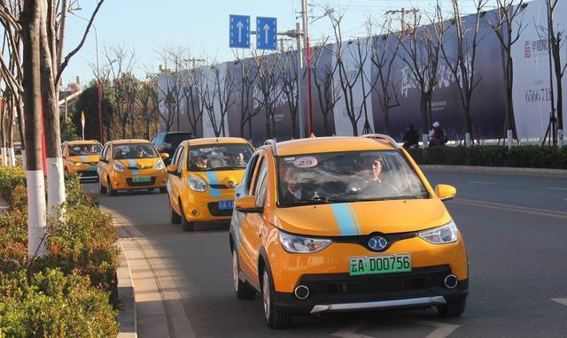 昆明街头又显小黄车 出行壹加壹开启新能源共享汽车平台