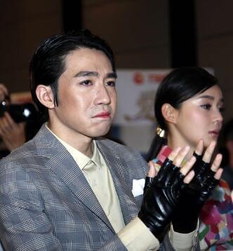 俞灏明因意外烧伤毁容，勇敢复出却被观众嘲笑，后台独自抹泪