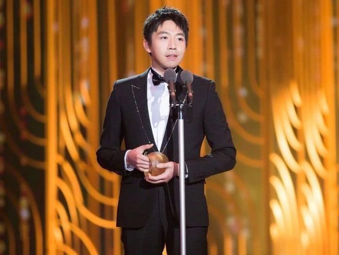 俞灏明因意外烧伤毁容，勇敢复出却被观众嘲笑，后台独自抹泪