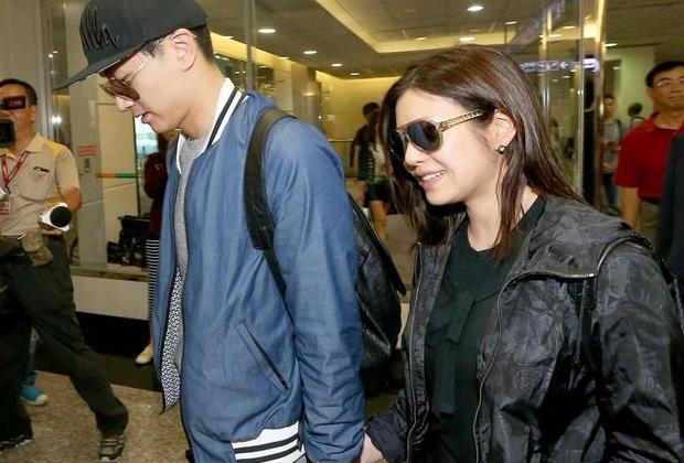 陈晓陈妍希罕见同框,眼神不离开老公,网友:两口子过于低调