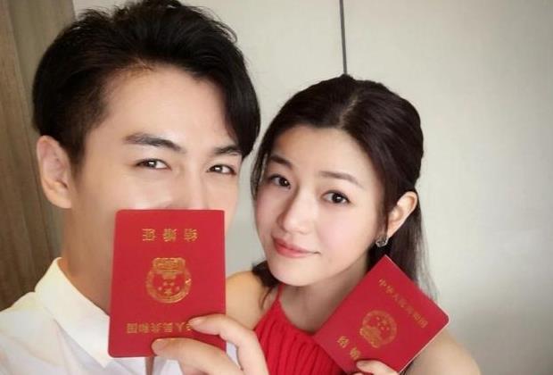 陈晓陈妍希罕见同框,眼神不离开老公,网友:两口子过于低调