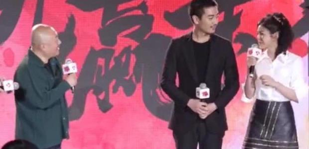 陈晓陈妍希罕见同框,眼神不离开老公,网友:两口子过于低调