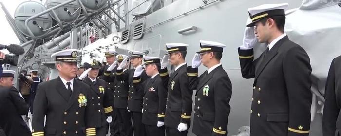 日本“神盾舰”迎来首位女舰长，海自暴兵不停，实力不可低估