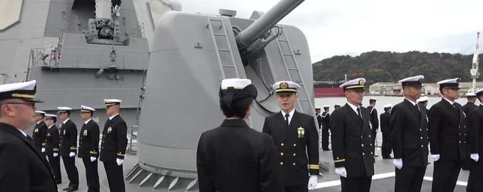 日本“神盾舰”迎来首位女舰长，海自暴兵不停，实力不可低估