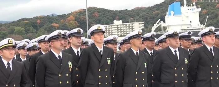 日本“神盾舰”迎来首位女舰长，海自暴兵不停，实力不可低估