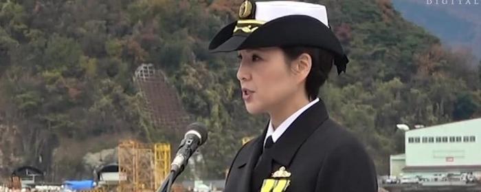 日本“神盾舰”迎来首位女舰长，海自暴兵不停，实力不可低估