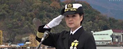 ​日本“神盾舰”迎来首位女舰长，海自暴兵不停，实力不可低估