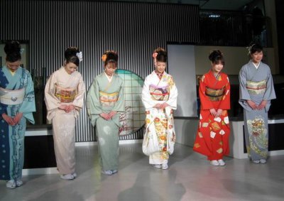 ​她外表美若天仙，是日本一黑帮老大，手持ak47血洗其他帮派！