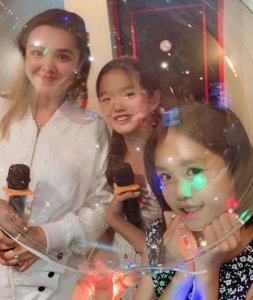 ​钟丽缇的三个女儿，黑皮肤、小眼睛的老二，如今逆袭成女神