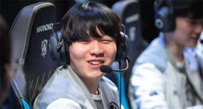 ​小钰和Rookie直播秀恩爱？上演摸脸杀 还直言：想离你更近