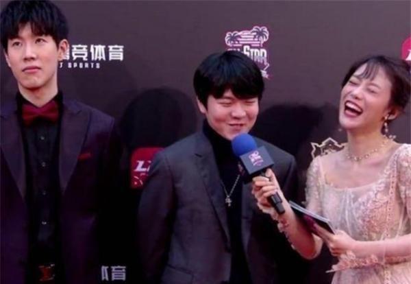 小钰和Rookie直播秀恩爱？上演摸脸杀 还直言：想离你更近