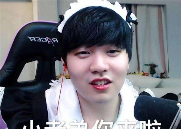 小钰和Rookie直播秀恩爱？上演摸脸杀 还直言：想离你更近