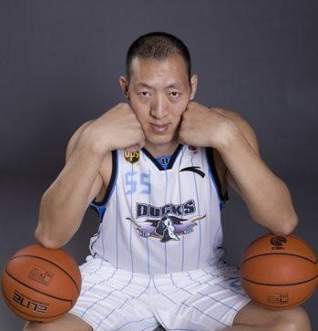 身高2米3，孙明明离开CBA，现身各种野球场，为了生活有何不可