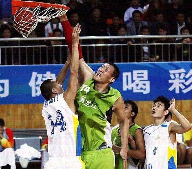 身高2米3，孙明明离开CBA，现身各种野球场，为了生活有何不可