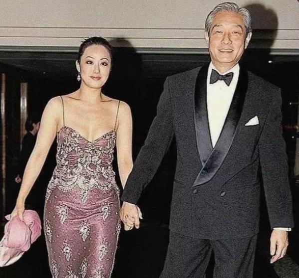 弃癌症老婆求欢章小蕙，女儿穷到偷内裤：香港“白头佬”去世