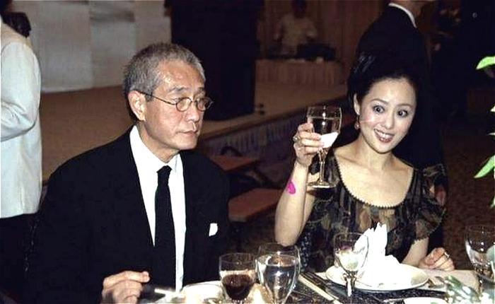 弃癌症老婆求欢章小蕙，女儿穷到偷内裤：香港“白头佬”去世