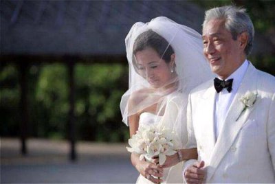 ​弃癌症老婆求欢章小蕙，女儿穷到偷内裤：香港“白头佬”去世