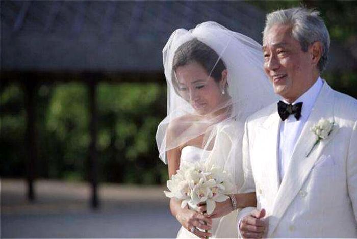 弃癌症老婆求欢章小蕙，女儿穷到偷内裤：香港“白头佬”去世