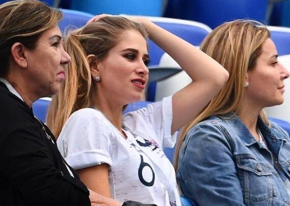 黑人球星博格巴,身高1米9体重168,女友是白人模特,已生下一子