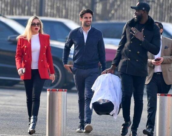 黑人球星博格巴,身高1米9体重168,女友是白人模特,已生下一子