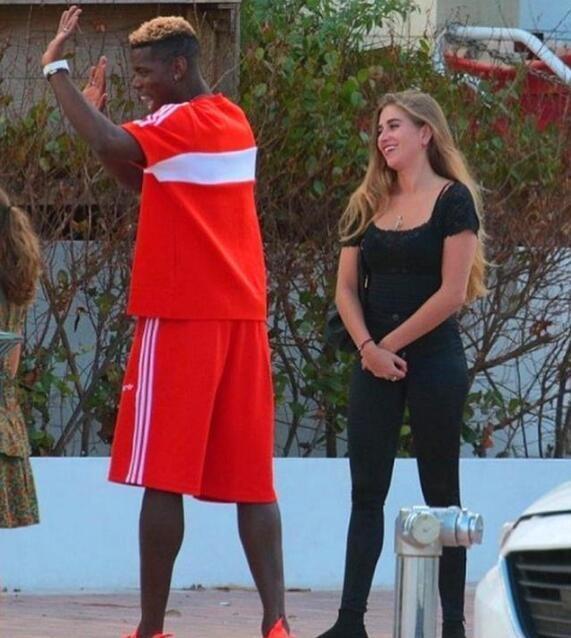 黑人球星博格巴,身高1米9体重168,女友是白人模特,已生下一子