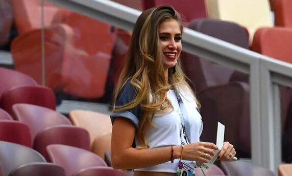 黑人球星博格巴,身高1米9体重168,女友是白人模特,已生下一子