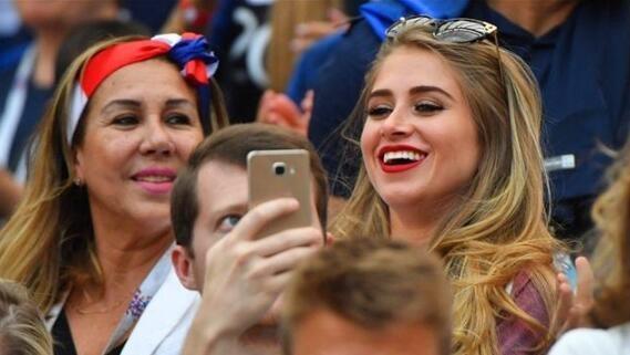 黑人球星博格巴,身高1米9体重168,女友是白人模特,已生下一子