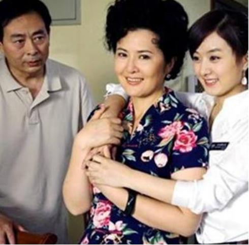 赵丽颖和家人的合照，弟媳妇一脸不开心：难道是因为姐姐太美？