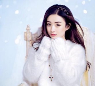 ​赵丽颖和家人的合照，弟媳妇一脸不开心：难道是因为姐姐太美？