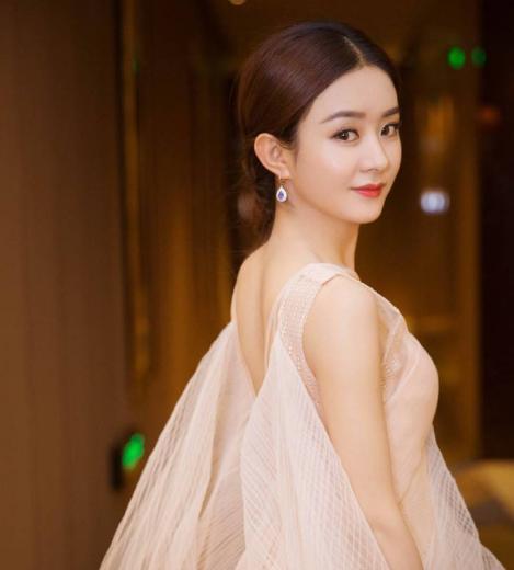 赵丽颖和家人的合照，弟媳妇一脸不开心：难道是因为姐姐太美？