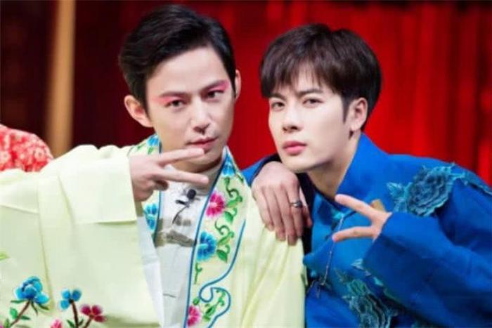 王嘉尔被何炅问朋友谁最有钱，王嘉尔秒回，让何炅猝不及防