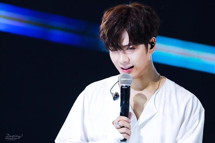 王嘉尔被何炅问朋友谁最有钱，王嘉尔秒回，让何炅猝不及防