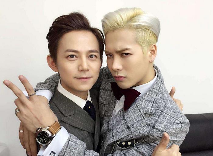 王嘉尔被何炅问朋友谁最有钱，王嘉尔秒回，让何炅猝不及防