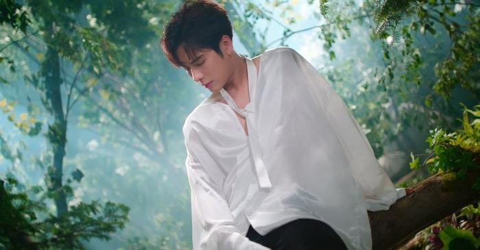 王嘉尔被何炅问朋友谁最有钱，王嘉尔秒回，让何炅猝不及防