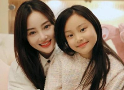 ​为女儿庆生大不同：李小璐秀甜馨美照，却被贾乃亮“打回原形”