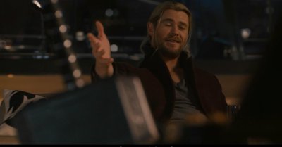 ​漫威雷神的搞笑打脸时刻，幻视举起锤子，尬笑的表情最尴尬