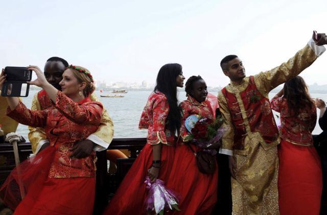 人均GDP是中国3倍的国家，人们却喜欢往中国跑