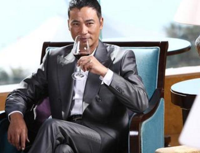 他是向华强都不敢惹的人，出道二十多年零绯闻，今认赵丽颖做女儿