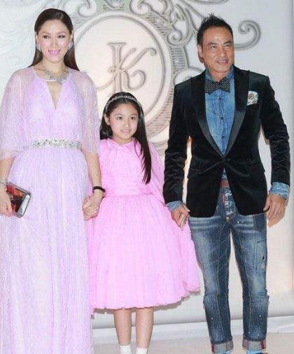 他是向华强都不敢惹的人，出道二十多年零绯闻，今认赵丽颖做女儿