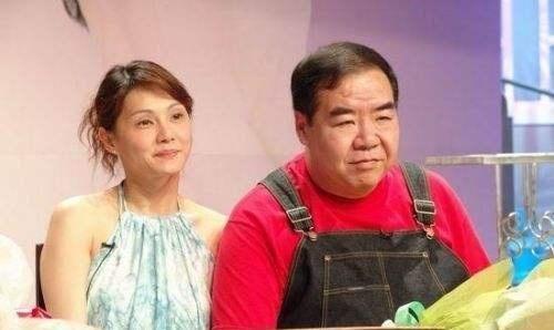 “肥猫”郑则仕因病1年瘦27斤，头发稀疏苍白，幸好妻子不离不弃