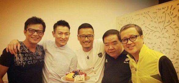 “肥猫”郑则仕因病1年瘦27斤，头发稀疏苍白，幸好妻子不离不弃