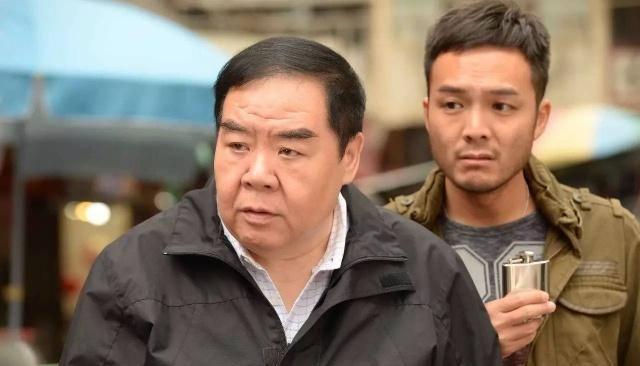 “肥猫”郑则仕因病1年瘦27斤，头发稀疏苍白，幸好妻子不离不弃