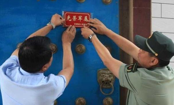 我国退伍军人的“光荣牌”应挂哪？有两点注意事项，可别挂错了