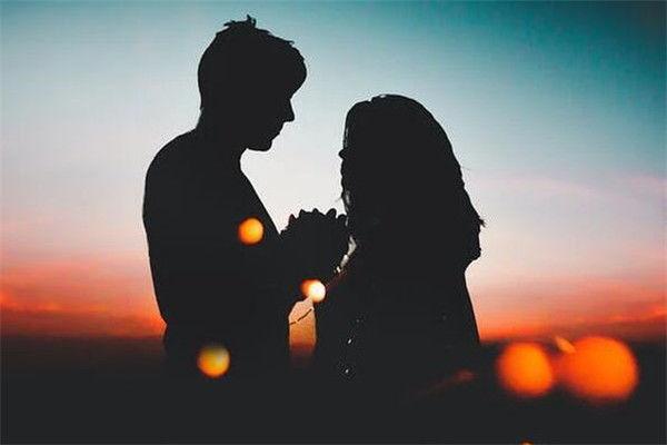 男孩暗恋你最准的表现，男生追女生的表现